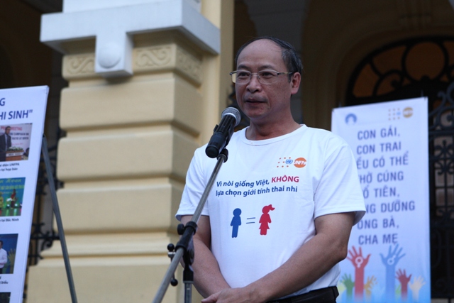 Ông Nguyễn Văn Tân - Phó Tổng cục trưởng Phụ trách Tổng cục DS-KHHGĐ phát biểu khai mạc buổi lễ diễu hành