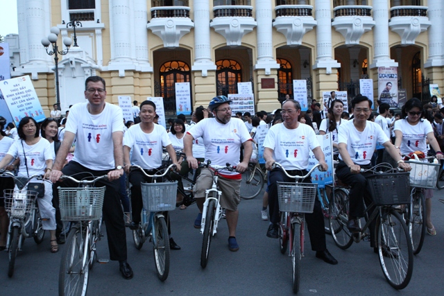 Lãnh đạo Tổng cục DS-KHHGĐ, đại diện UNFPA tại Việt Nam tham gia diễu hành bằng xe đạp