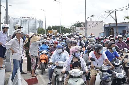 Giao thông qua khu vực bị ùn ứ nghiêm trọng