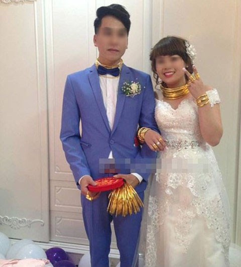 Vào giữa tháng 11/2013, cư dân mạng xôn xao trước tấm ảnh cưới của đôi bạn trẻ được cho là ở Lạng Sơn, khi cả cô dâu và chú rể mang trên mình cả tá vàng.