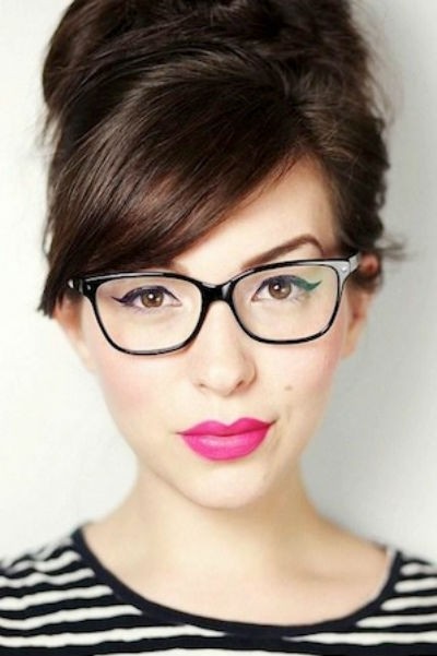 Nếu bạn muốn c&oacute; vẻ đẹp nổi bật v&agrave; t&aacute;o bạo hơn, h&atilde;y thử vấn t&oacute;c b&uacute;i cao, t&ocirc; son m&agrave;u hồng s&aacute;ng, v&agrave; kẻ mắt c&aacute;nh ấn tượng.