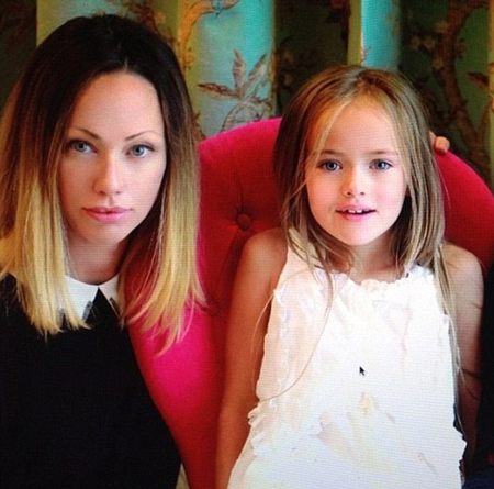 Kristina và mẹ ruột - quản lý hiện tại của người mẫu 9 tuổi.