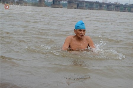 Người Hà Nội vẫn tắm ở bãi giữa sông Hồng trong ngày giá rét 8