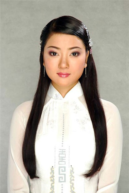 Gương mặt tròn và vẻ đẹp đằm thắm đặc trưng của phụ nữ Á Đông giúp Nguyễn Thị Huyền luôn chiếm được tình cảm của những người đối diện.