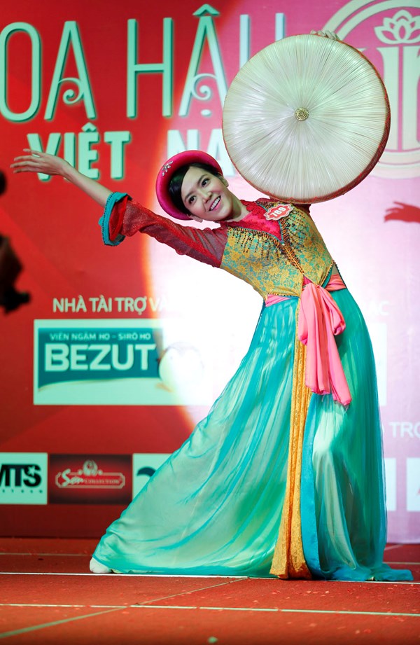 Phạm Thị Ngọc Quý, SBD 789 trình diễn màn múa dân gian mang âm hưởng quan họ Bắc Ninh.