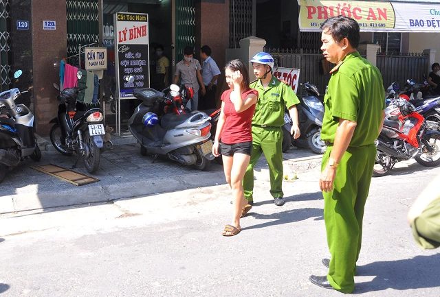 Một gái bán dâm được lực lượng chức năng dẫn về cơ quan công an để điều tra làm rõ vụ việc. Ảnh Đ.H