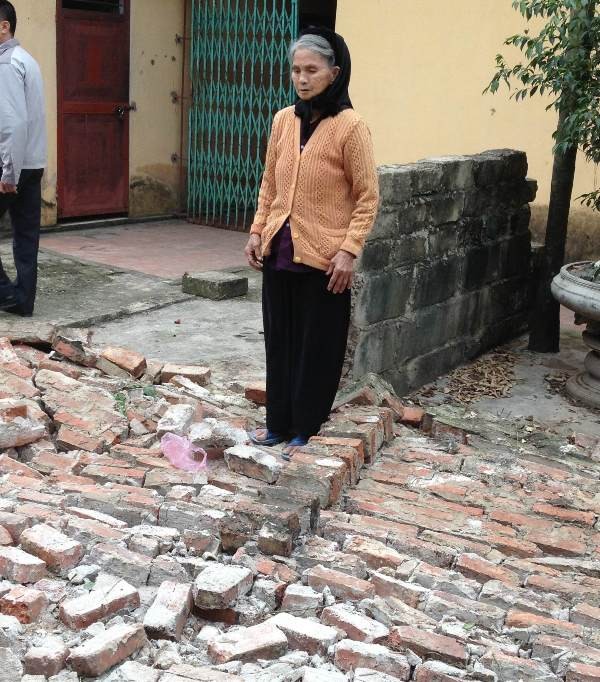 Cụ bà Trần Thị Sáu bàng hoàng khi thấy tài sản của gia đình bị phá hủy khi chỉ hiến một phần tài sản cho thôn, xã làm đường