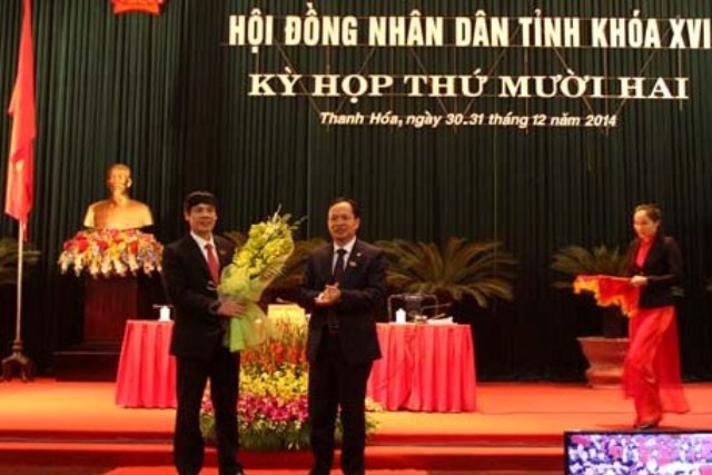 Ông Nguyễn Đình Xứng (trái) được bầu giữ chức Chủ tịch UBND tỉnh Thanh Hóa.