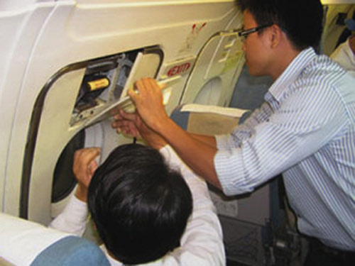 Lỗi tự ý mở cửa thoát hiểm chiếm đa số các vụ vô ý gây hại của hành khách cho các hãng hàng không.