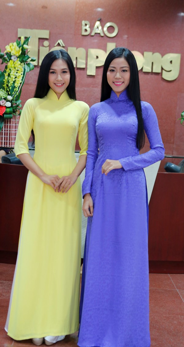 Hà Vy (áo dài vàng) và Như Ý (áo tím) trong buổi dự vòng chung khảo