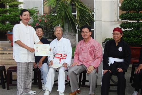Bác sĩ Lê Văn Vĩnh (đứng) trao bằng khen cho các học viên tập Hồi xuân công