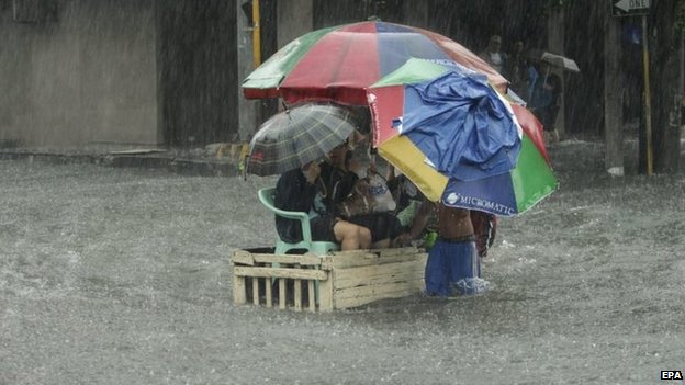 Một số người dân đã phải liều cả mạng sống của mình trên những con bè mà họ tự chế lấy