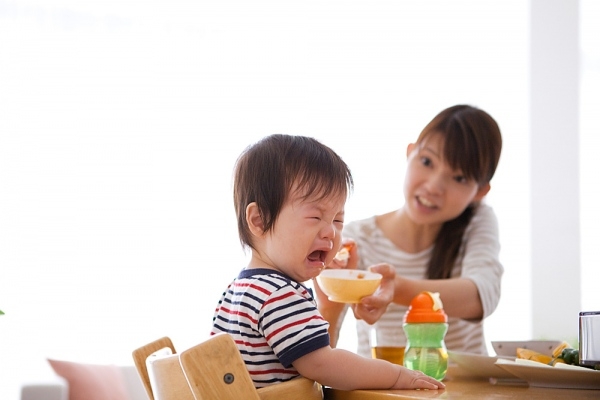 Việc nhồi nhét trẻ ăn vô hình chung cha mẹ đang gây bệnh cho trẻ (Ảnh minh họa)