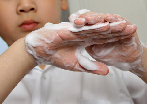 Việc rửa tay bằng xà phòng góp phần phòng tránh nhiều nguồn lây nhiễm bệnh hiệu quả, trong đó có bệnh tay-chân-miệng.- ảnh: P.C