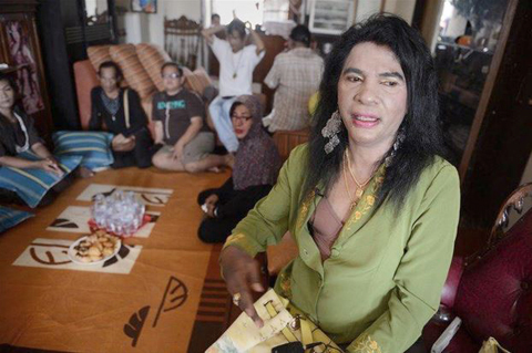 Bà Yulianus Rettoblaut (áo xanh) ở Indonesia đã biến nhà mình thành ngôi nhà chung cho những người chuyển giới có tuổi không nơi nương tựa.