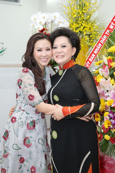 Hoa hậu Thu Hoài bên danh ca Giao Linh