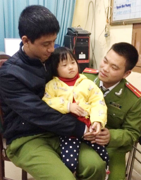 Cháu Nguyễn Thanh Hằng 5 tuổi sau khi được giải cứu khỏi kẻ bắt cóc