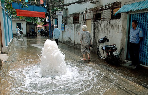 Bể đường ống, thất thoát nước, người dân phải... đóng phí (?)