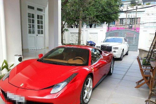 Chiếc Ferrari màu đỏ Phan Thành hay dùng để chở Midu đi sự kiện.