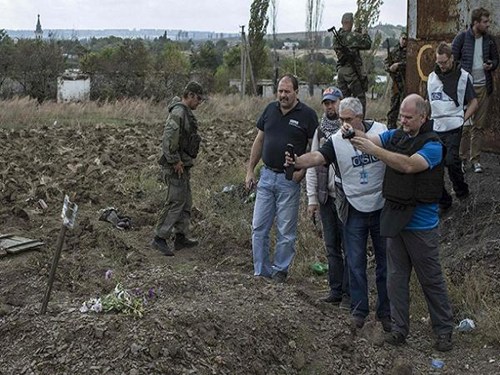 Chuyên gia OSCE chụp ảnh các hố chôn tập thể, nơi một số nạn nhân bị mất nội tạng.