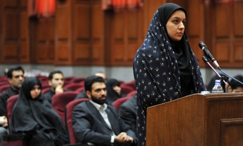Reyhaneh Jabbari tại phiên tòa diễn ra ở Teheran ngày 15/12/2008. Ảnh: CNN