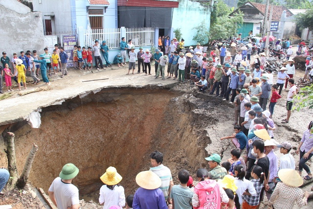 “Hố tử thần” nằm trong vườn của gia đình ông Hiền. 	Ảnh: N.H