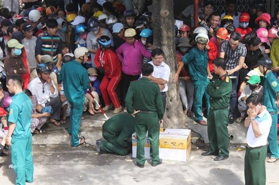 Hàng trăm người dân Nha Trang tò mò tụ tập xem chiếc hộp nghi có bom mìn trên phố Đặng Tất. 	Ảnh: T.L