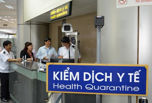 Trước diễn biến phức tạp của dịch bệnh Ebola, ngành Y tế Việt Nam tiếp tục triển khai các biện pháp tăng cường phòng chống, đặc biệt tại các cửa khẩu, sân bay. Ảnh: P. B