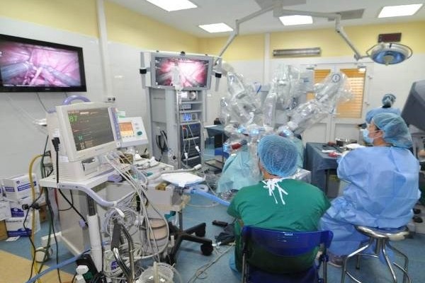 Mổ nội soi robot tại Bệnh viện Nhi Trung ương. 	ảnh: TL