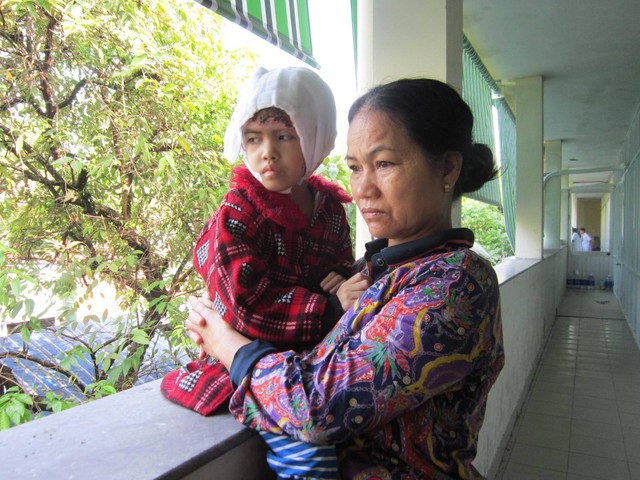  Tiếng khóc đau đớn của Bé gái Nguyễn Thị Diễm Trang khiến bao người không cầm được nước mắt.