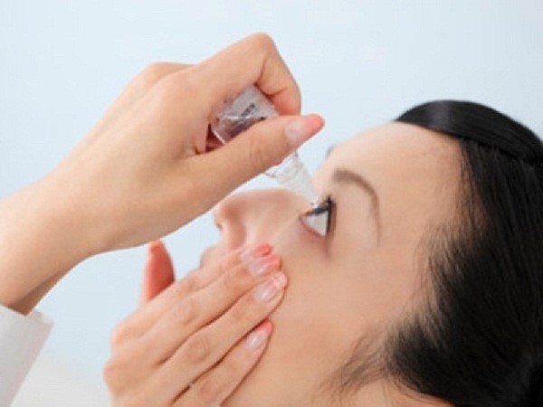 Nhỏ nước muối 0,9% vào mắt hàng ngày để phòng bệnh mùa dịch đau mắt đỏ.