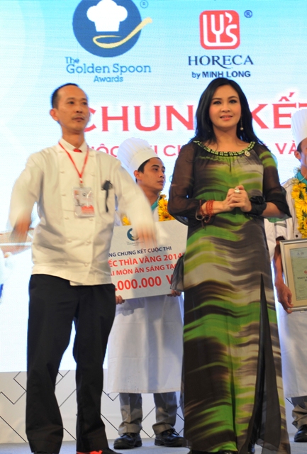 Ca sĩ Thanh Lam và siêu đầu bếp David Thái lên sân khấu trao giải cho đội nhận giải Nhì