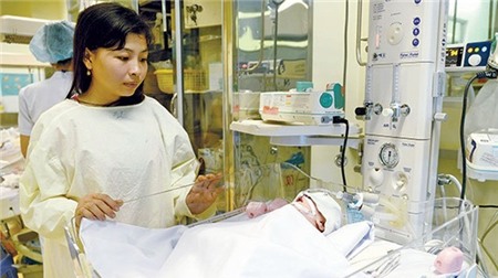 Em gái của nạn nhân đang theo dõi cháu bé tại Bệnh viện Nhi Đồng 1, TP.HCM