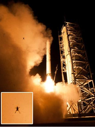 Một máy ảnh vẫn còn lưu lại hình ảnh con ếch bay lên không khung trong bức ảnh chụp tàu vũ trụ Ladee của NASA cất cánh từ Pad 0B tại Wallops Flight ở Virginia, Mỹ.