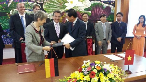 Lễ ký kết hợp đồng tài chính giữa Đại sứ Frasch và Thứ trưởng Bộ Tài chính Trương Chí Trung