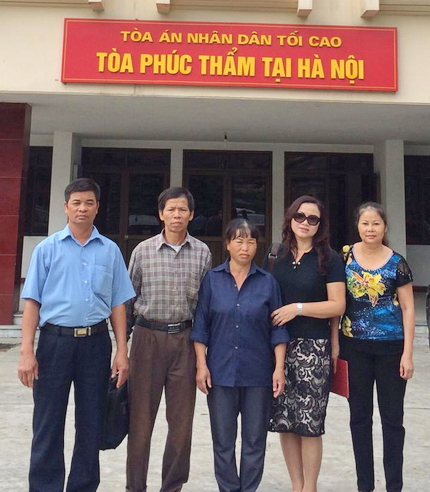 Ông Chấn (thứ 2 từ trái qua) cùng gia đình.