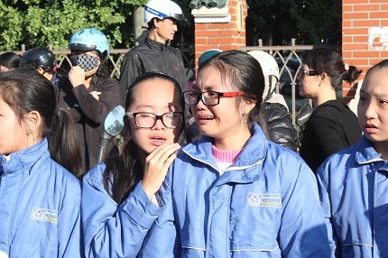 Nhóm bạn học của cậu bé Nguyễn Thành Chung ôm nhau nức nở khóc