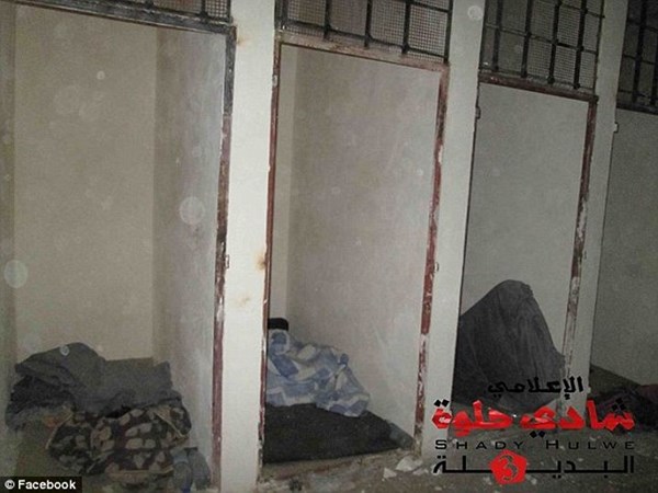 Các phòng giam được IS đặt dưới tầng hầm của một nhà máy chế biến gỗ ở Sheikh Najjar, Syria.