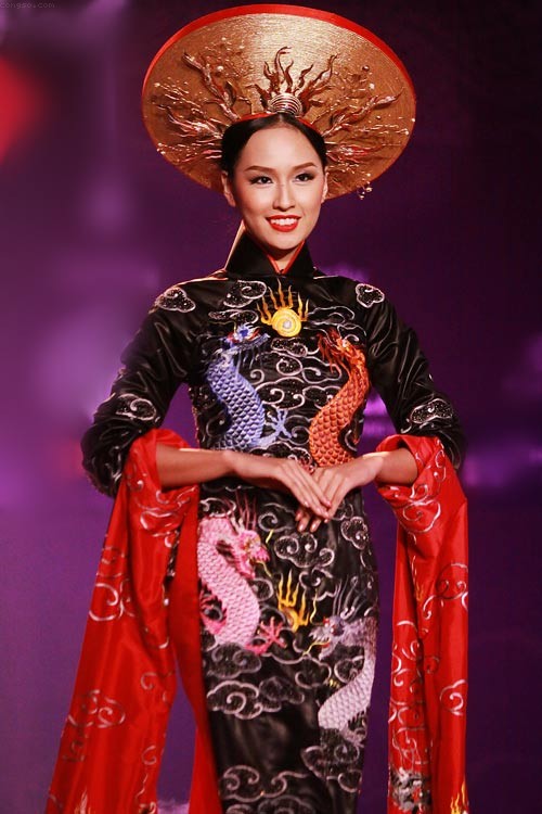 Mai Phương Thúy trong bộ trang phục dân tộc được đánh giá cao và gây ấn tượng mạnh trong đêm chung kết Hoa hậu Thế giới 2006