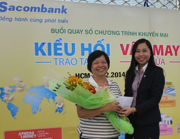 Bà Nguyễn Phương Huyền-Đại diện Sacombank trao giải cho khách hàng may mắn