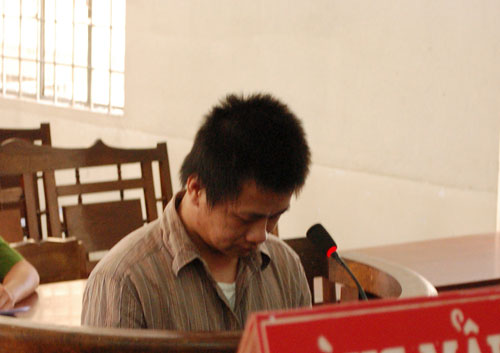 Hồ Phương Tri bị xử 9 tháng tù vì trước đó bị cáo này đã ném chai nước ngọt về phía CSGT