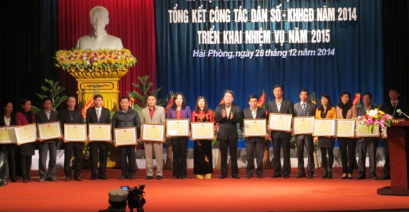 Ông Lê Khắc Nam - Phó chủ tịch UBND TP Hải Phòng (thứ 8 từ phải qua) trao Bằng khen của Ủy ban nhân thành phố cho các tập thể tiêu biểu trong công tác DS-KHHGĐ