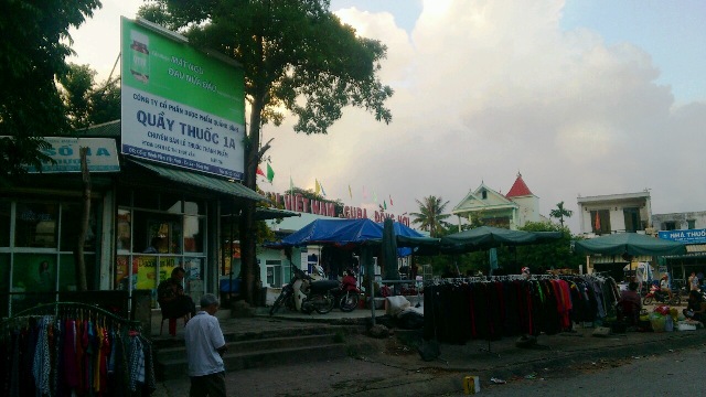 Hàng quán kiên cố, lộn xộn gây trên mảnh đất công cộng gây mất mỹ quan trước cổng BV hữu nghị Việt Nam - Cu Ba - Đồng Hới.