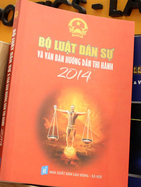 Bìa sách Bộ luật dân sự và văn bản hướng dẫn thi hành 2014 có gương mặt của diễn viên hài Công Lý