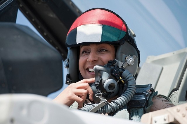 Thiếu tá Mariam Al Mansouri (35 tuổi), đến từ Abu Dhabi, là nữ phi công đầu tiên của Các Tiểu Vương Quốc Ả Rập, đồng thời là người lái chiến đấu cơ F-16 dẫn đầu đội UAE trong các cuộc không kích IS tại Syria.