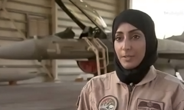 Mariam Al Mansouri sinh ra tại Abu Dhabi trong một gia đình có 8 người con, từng tốt nghiệp ngành văn học Anh. Cô là phụ nữ đầu tiên được nhận vào trường Không quân Khalifa bin Zayed và gia nhập lực lượng Không quân UAE. Nữ phi công luôn nhận được nhiều lời đánh giá cao về nghiệp vụ, cũng như lòng nhiệt huyết trong công việc. Al Mansouri cho biết, gia đình luôn ủng hộ sự nghiệp của cô.