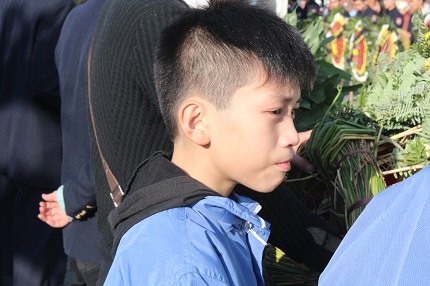 Mắt đỏ hoe, người bạn học của Chung không giấu nổi cảm xúc khi xe tang lăn bánh.