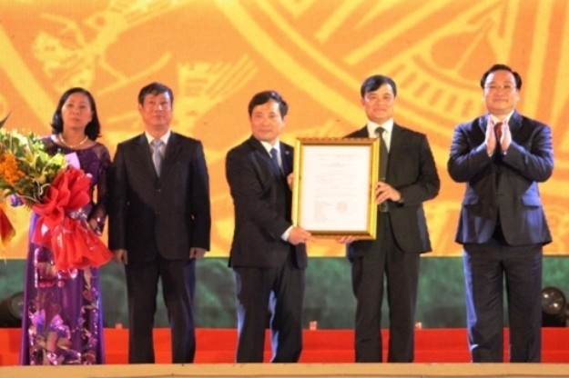 Phó Thủ tướng Hoàng Trung Hải trao Quyết định của Thủ tướng Chính phủ công nhận TP. Thanh Hóa là đô thị loại 1