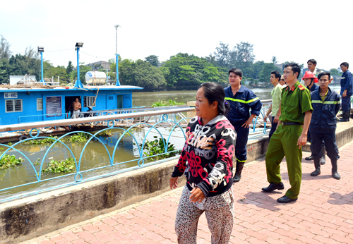 Người phụ nữ hớt hải chạt đến báo lực lượng cứu hộ vụ nhảy cầu thứ hai