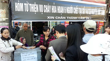 Người dân xếp hàng nối nhau vào ủng hộ gia đình cụ Điều ở ngõ 136 Nguyễn Đức Cảnh